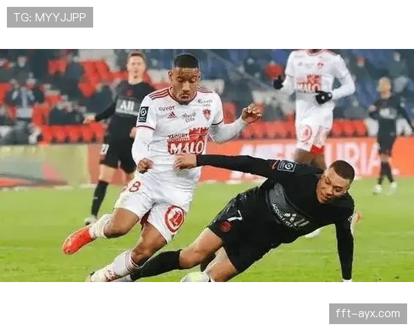 里昂边路攻势如潮,球队表现引球迷热切期待 里昂边路攻势如潮,球队表现引球迷热切期待